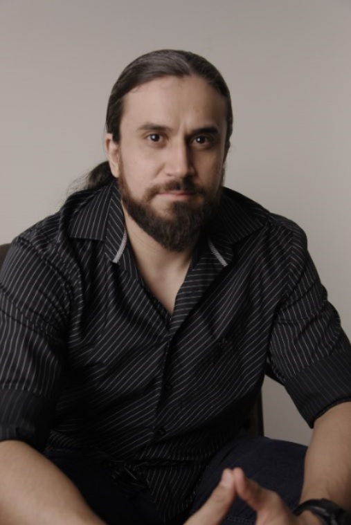 foto frontal do psicólogo Dr. Bruno Marinho de Sousa, com camisa preta e listras suaves na cor cinza