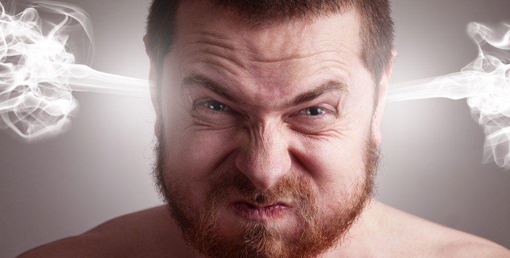imagem de homem com expressão de raiva e saindo fumaça de suas orelhas.