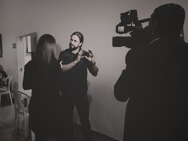 Dr. Bruno dando entrevista para um órgão de imprensa.